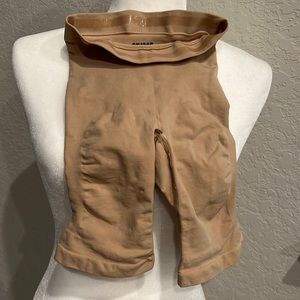 Seamless sculpt high waisted short size S/M color ochre new without tags